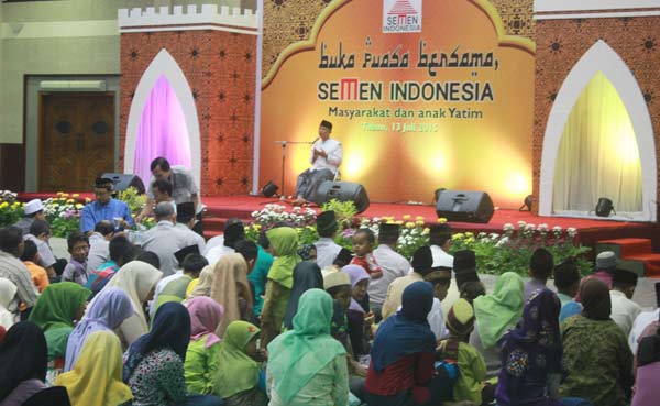 Meriah, Suasana acara bukber dan santunan anak yatim ring 1 yang digelar PT Semen Indonesia. (foto: suwandi/BANGSAONLINE)