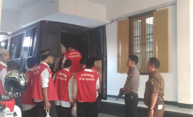 Sejumlah tahanan usai persidangan saat dimasukkan ke mobil tahanan untuk dibawa ke lapas dengan pengamanan dari Jaksa dan Kepolisian. foto: NANANG ICHWAN/ BANGSAONLINE