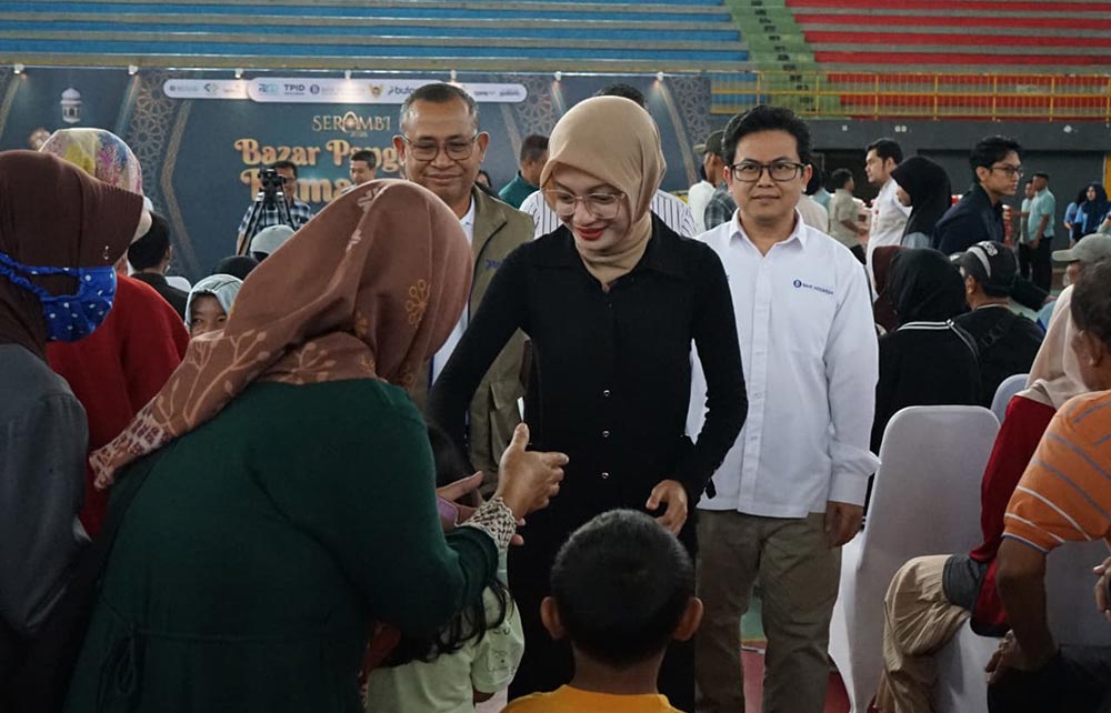 Wali Kota Kediri Vinanda Prameswati bersama Kepala Perwakilan Bank Indonesia Kediri Yayat Cadarajat saat meninjau pelaksanaan Bazar Pangan Ramadhan. Foto: Ist.