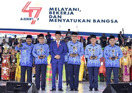 Pakde Karwo foto bersama Presiden Jokowi serta para penerima penghargaan lainnya.

