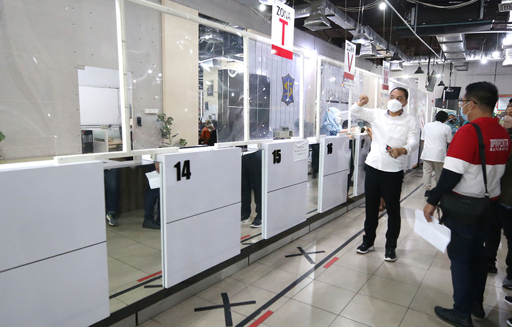 Pemkot Surabaya memangkas proses pengurusan perizinan melalui sistem OSS (Online Single Submission) dan SSW (Surabaya Single Window) ALFA untuk mempermudah investasi.