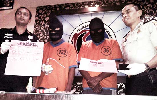 Hasim dan Suwandi beserta barang bukti. Foto: rusmiyanto/BANGSAONLINE