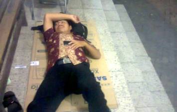 Dulyani peserta dari indramayu menunggu panitia di teras kantor KPU Kota Surabaya. (foto: istimewa/BANGSAONLINE)