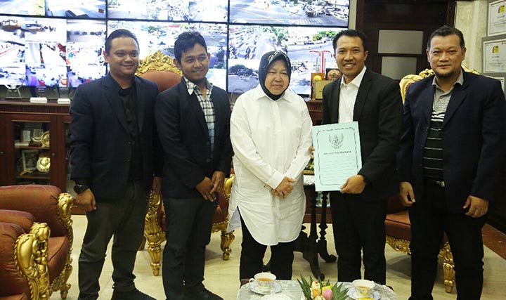Risma saat menyambut kedatangan jajaran Persatuan Sepak Bola Seluruh Indonesia (PSSI) di Ruang Kerja Wali Kota.