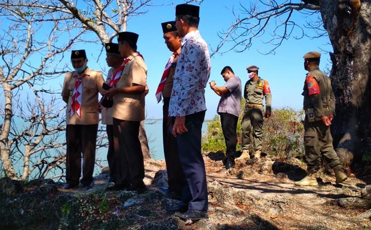 Kadisdik Kabupaten Pamekasan Achmad Zaini saat di tempat Wisata Jumiang, Desa Tanjung, Kecamatan Pademawu, Pamekasan, Sabtu (29/8/2020). foto: yeyen/ bangsaonline.com