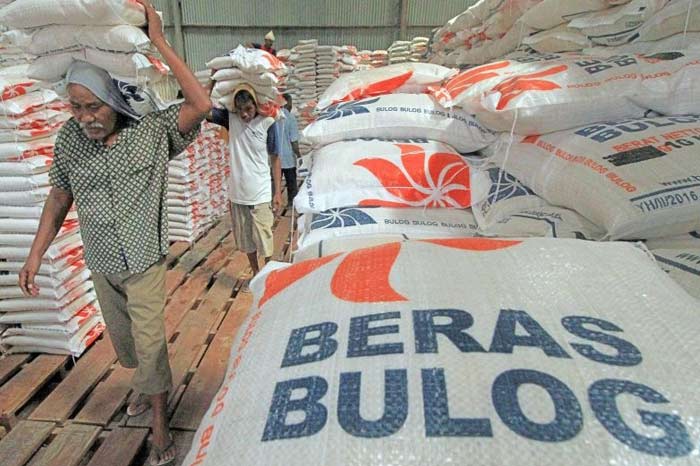 Beras rastra yang numpuk di gudang Bulog belum diambil.