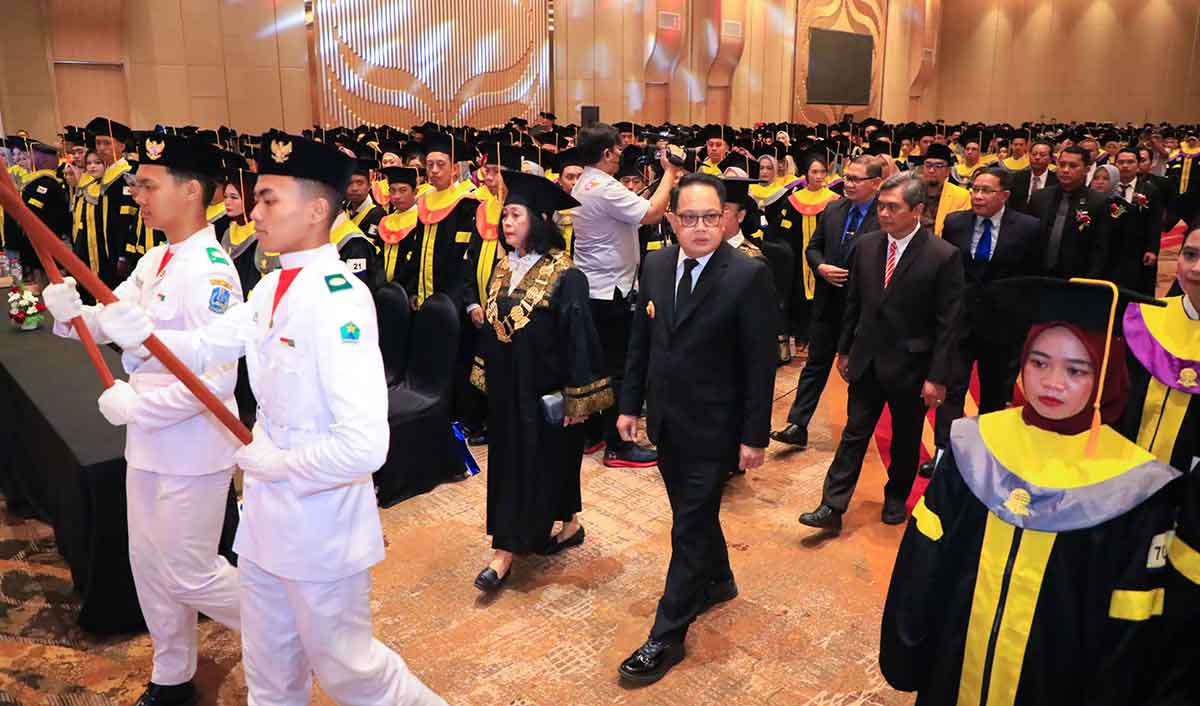 Pj Gubernur Jatim, Adhy Karyono, saat menghadiri Wisuda Universitas Terbuka Malang.