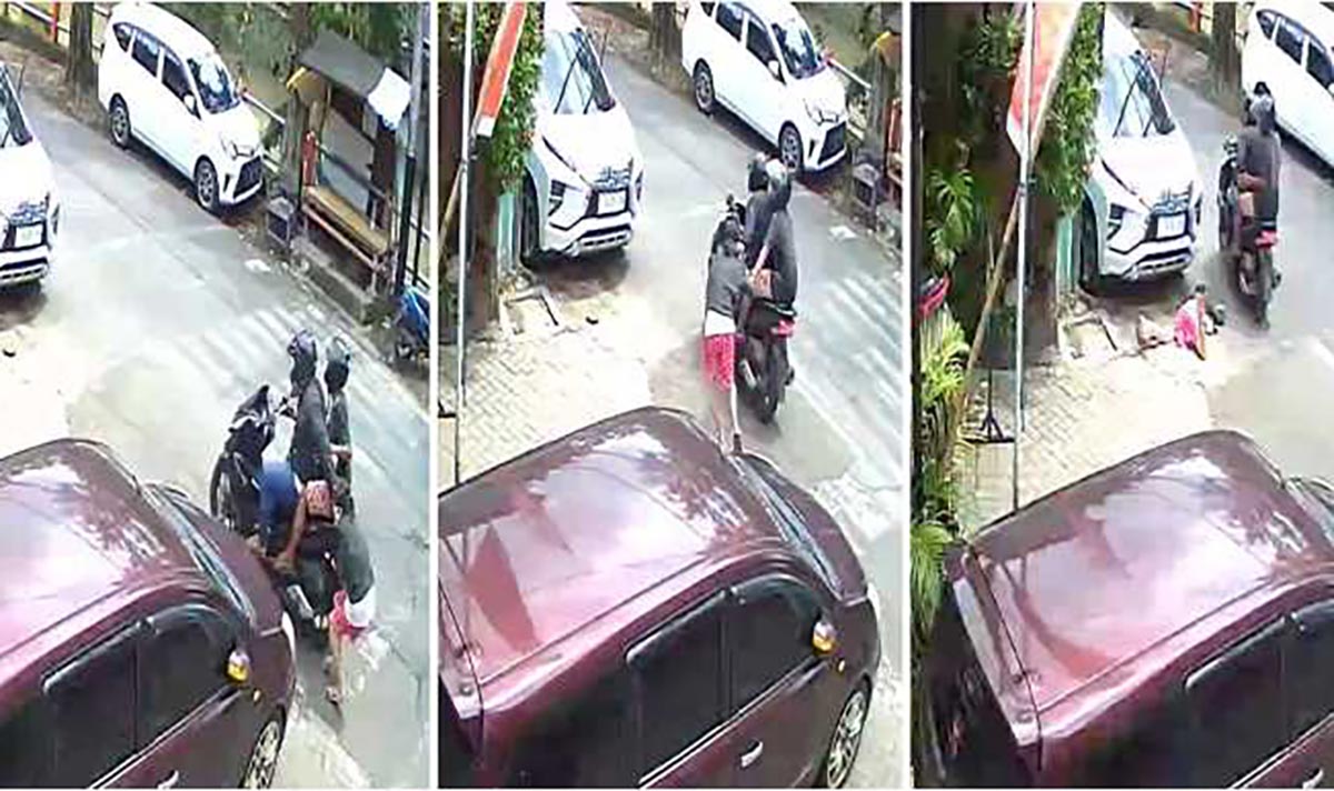 Tangkapan layar rekaman CCTV saat korban dijambret oleh dua pelaku hingga terjatuh.