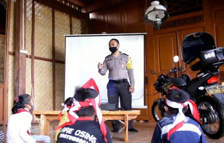 Polisi bersama motor modifikasi. (foto: ist).