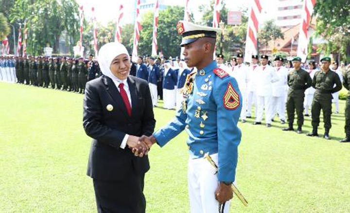 Jadi Inspektur Upacara Sumpah Pemuda, Khofifah Jabat Tangan Komandan Upacara Asal Jayapura