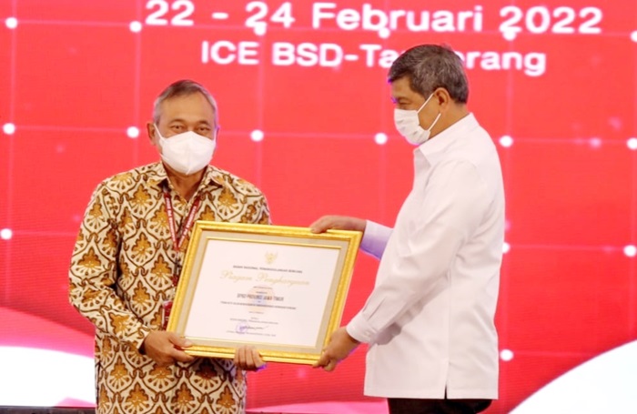 Kepala BNPB, Letjen TNI Suhariyanto menyerahkan penghargaan kepada Kalaksa BPBD Jatim, Drs Budi Santosa. foto: istimewa
