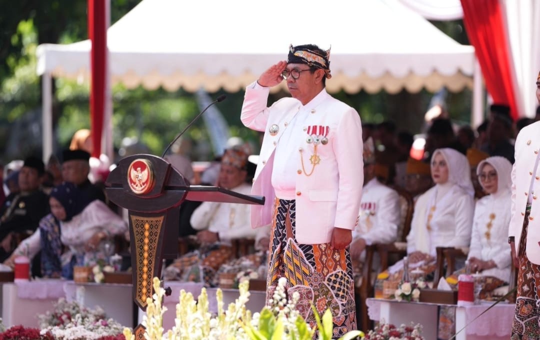 Wali Kota Batu Nurochman saat menjadi inspektur upacara peringatan Hari Jadi ke-80 Provinsi Jawa Timur dan HUT ke-24 Kota Batu