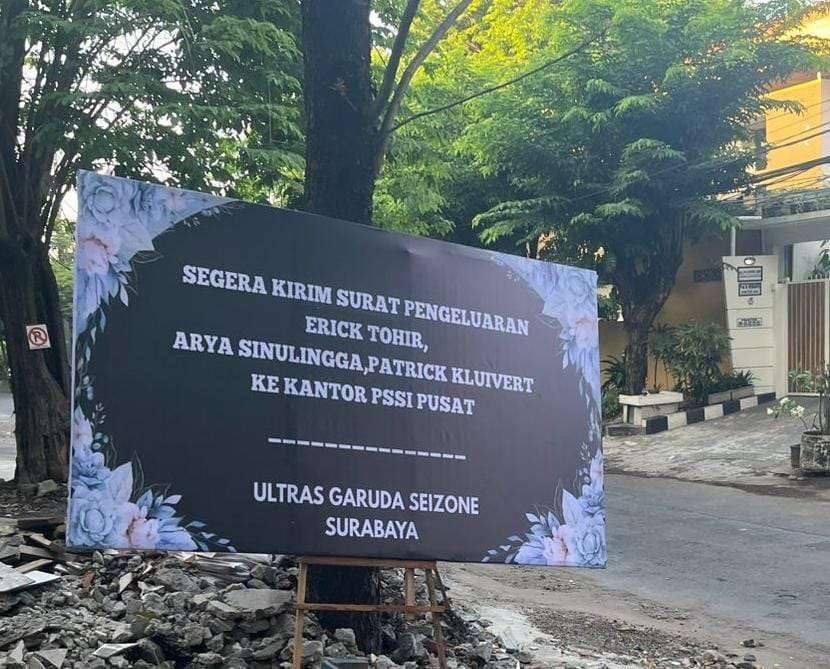 Buntut Kekecewaan, PSSI Jatim Terima Karangan Bunga agar Erick Thohir hingga Kluivert Dipecat
