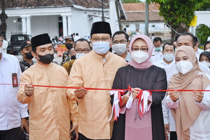 Wali Kota Pasuruan Saifullah Yusuf bersama Ketua TP PKK Fatma Saifullah Yusuf saat membuka Pasar Ramadan di halaman Gedung Harmoni dan Taman Kota.