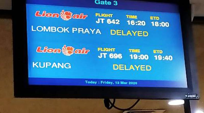 Layar monitor yang menunjukkan pesawat Lion Air rute Surabaya-Lombok delay atau tunda terbang.