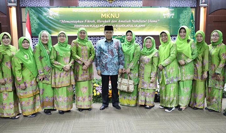 Ketua Umum PBNU KH. Said Aqil Siradj bersama Ketua Umum PP Muslimat NU Khofifah Indar Parawansa beserta para pengurus PP Muslimat NU berfoto usai pembukaan MKNU II PP Mislimat NU di Asrama Haji Embarkasi Surabaya. foto: ist.