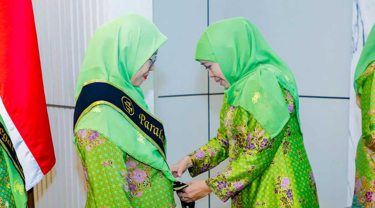 Ketua Umum Dewan Pembina PP Muslimat NU, Khofifah Indar Parawansa, saat pengukuhan.