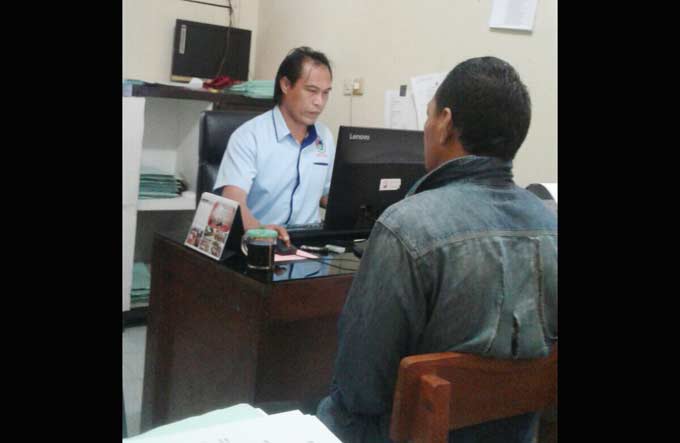 Tersangka saat diinterogasi petugas.