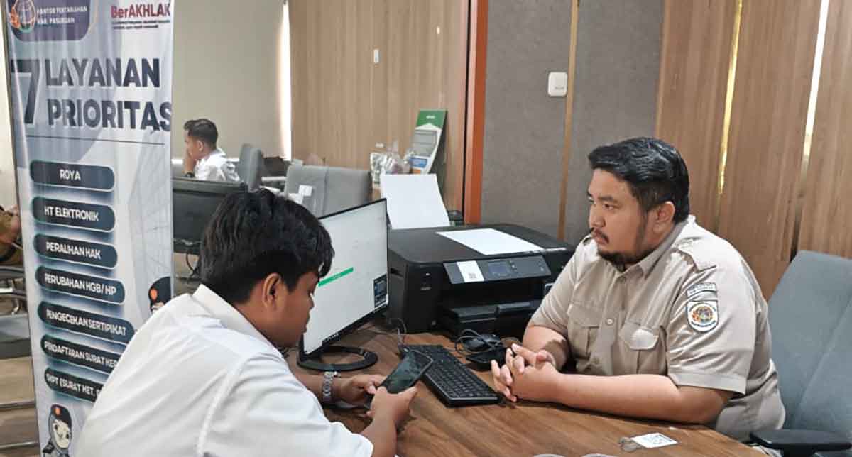 Petugas dari Kantah Kabupaten Pasuruan saat melayani salah satu pemohon.