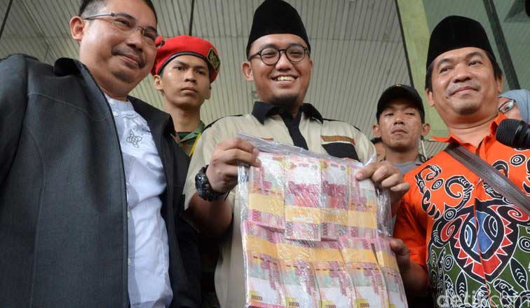 Koalisi Masyarakat Sipil untuk keadilan Siyono menyerahkan uang Rp 100 juta yang diterima keluarga Siyono kepada KPK, di Jl HR Rasuna Said, Jakarta Selatan, Kamis (19/5). foto detik.com