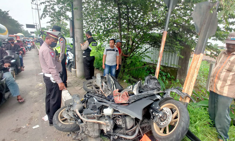 Motor yang dikendarai korban Prayitno ringsek setelah tertabrak KA Logawa.