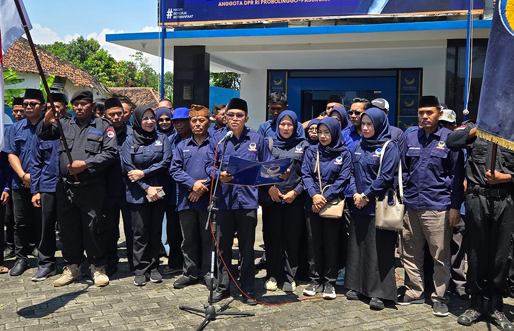 Pengurus DPD Nasdem Kabupaten Probolinggo saat menyampaikan protes atas pemberitaan Surya Paloh oleh majalah Tempo. Foto: ANDI SIRAJUDIN/ BANGSAONLINE