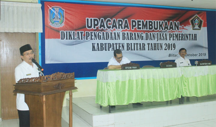 Sekda Kabupaten Blitar Totok Subihandono saat membuka Diklat Barang dan Jasa.