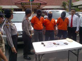 Ketiga tersangka komplotan jual beli mobil bodong di halaman Mapolres Gresik, kemarin. foto : shopii/HARIAN BANGSA 