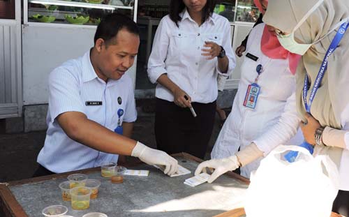 Petugas BNN saat tes urin pada sopir bus antar kota dalam provinsi dan sopir mobil penumpang umum di terminal Arjosari Kota Malang. (foto: iwan irawan/BANGSAONLINE)