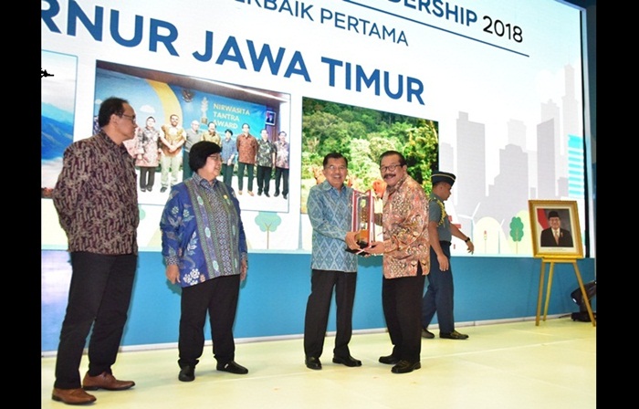Gubernur Jatim Dr. H. Soekarwo menerima penghargaan Nirwasita Tantra yang diberikan oleh Wakil Presiden RI di gedung LKH Jakarta.
