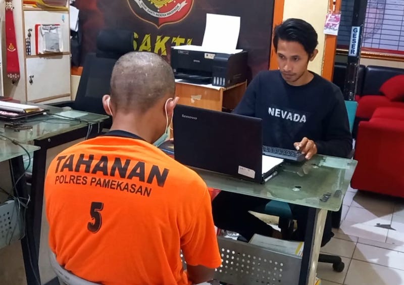 Pelaku saat dimintai keterangan oleh petugas Satreskrim Polres Pamekasan