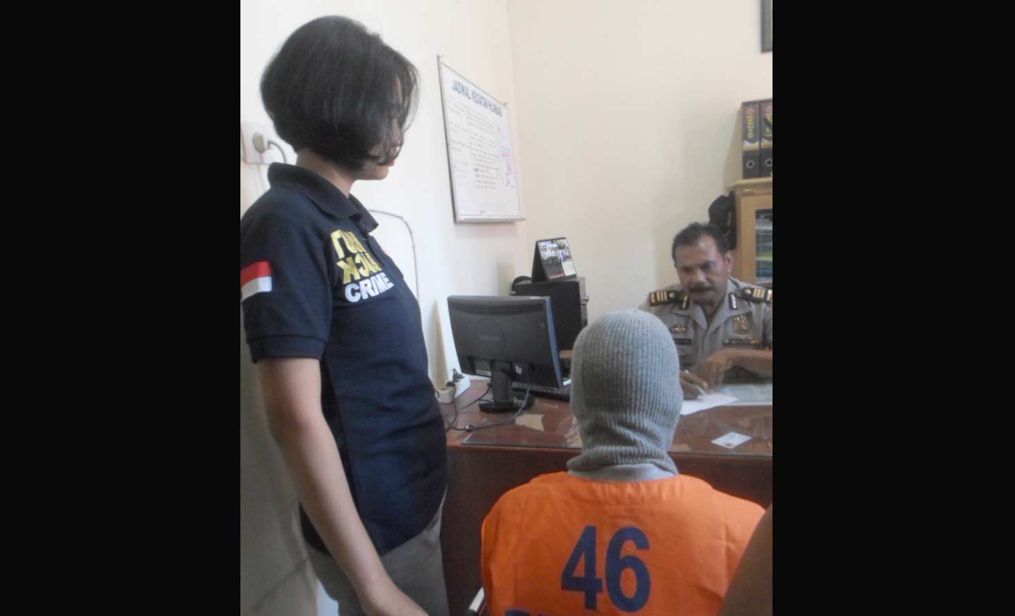 Tersangka pelaku pemerkosaan terhadap NR diperiksa petugas Polres Sidoarjo. 