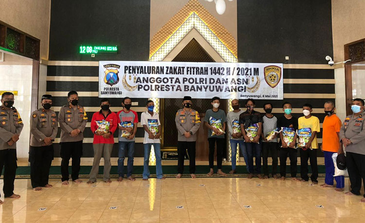 Polresta Banyuwangi salurkan zakat fitrah sejumlah 1.475 kg beras. (foto: ist)