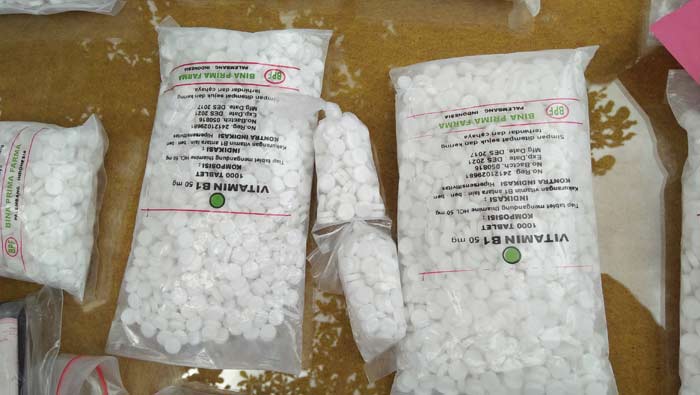 Satu kemasan plastik yang berisi 1.000 pil dobel L.