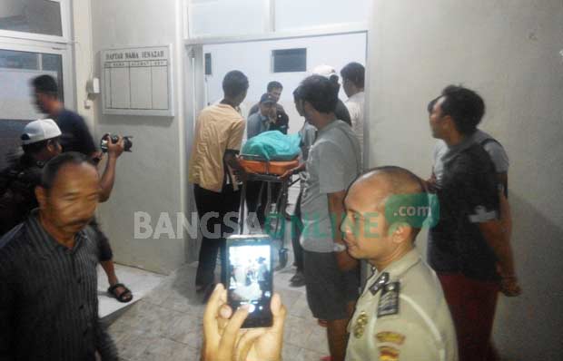 Siswa yang tewas dalam perkelahian pelajar saat dijemput dari RSD Besuki oleh pihak keluarga. foto: HADI PRAYITNO/ BANGSAONLINE