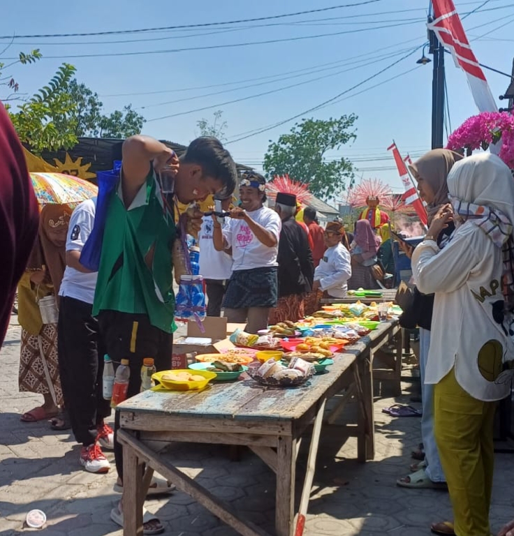 Para UMKM di Desa Kandangan menjual aneka jajanan saat karnaval. FOTO: ist.