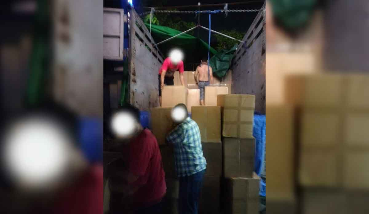 Petugas dari Bea Cukai Madura saat membongkar truk muatan rokok ilegal.
