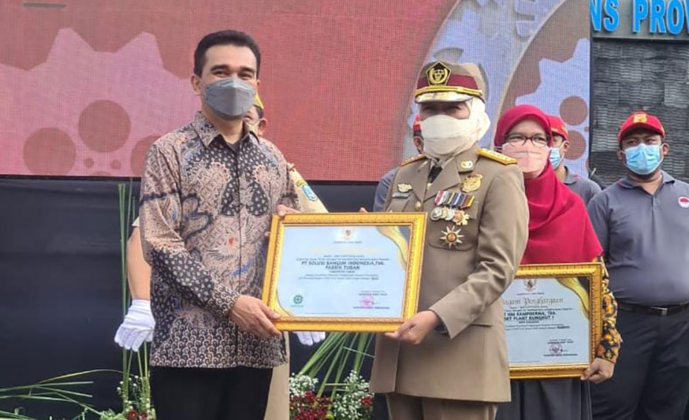General Manager SBI Pabrik Tuban, Erwin Halomoan Purba menerima penghargaan dari Gubernur Jawa Timur, Khofifah Indar Parawansa.