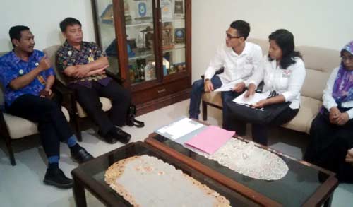 Perwakilan aktivis saat dialog dengan Kepala Dinas Kesehatan Kabupaten Kediri. (foto: arif kurniawan/BANGSAONLINE)