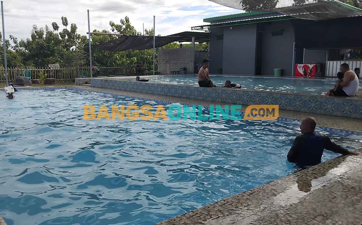 Suasana kolam renang di Wisata Pangonan, Desa Sukosari, Kecamatan Dagangan, Kabupaten Madiun. Foto: HENDRO SUHARTONO/BANGSAONLINE