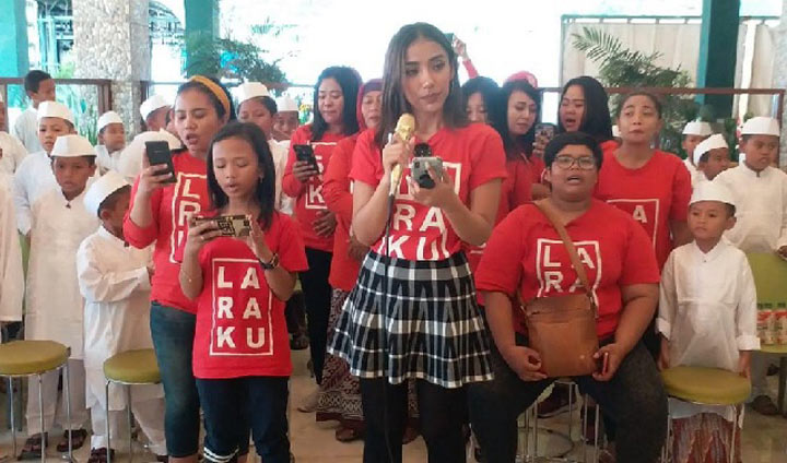 Lara Silvy saat membacakan teks sumpah pemuda diikuti anak-anak peserta Khitan Massal.