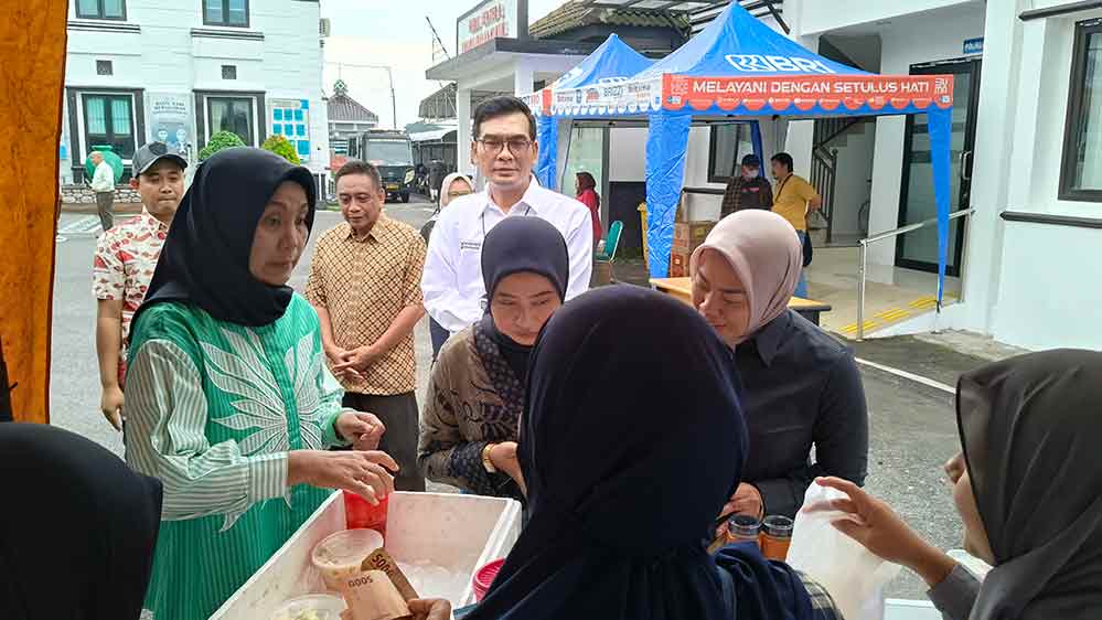 Kepala Kejaksaan Negeri Kabupaten Kediri, Ismaya Hera Wardanie bersama Pemimpin Cabang BRI Pare, Tri Suseno, di salah satu stand pedagang. Foto: Muji Harjita/Bangsaonline.