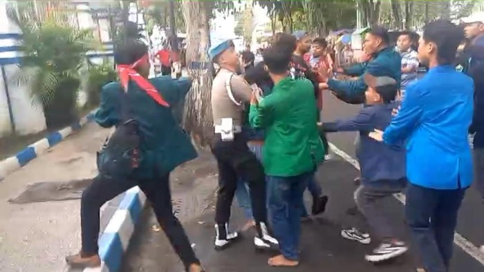 Demo Mahasiswa di DPRD Sampang Tuntut Usut Mafia Pupuk Berlangsung Ricuh