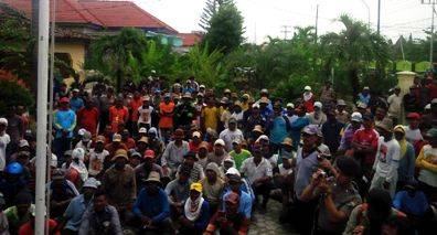 Ratusan penarik bentor saat mendengarkan penjelasan Kapolres Tuban di halaman Mapolsek. foto: Suwandi/BangsaOnline.com