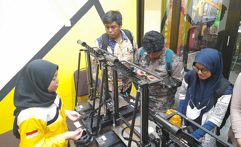 Rombongan saat berkunjung ke 3D Printing Studio Think Indonesia School.