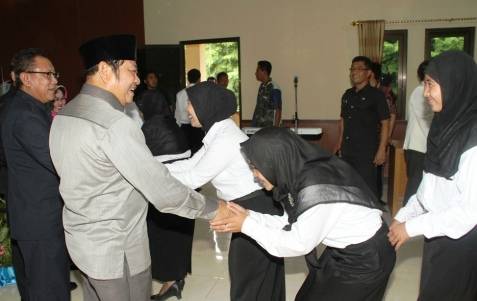 SALAMAN – Bupati Sidoarjo H Saiful Ilah menyalami sejumlah honorer K2 usai menyerahkan SK CPNS, di Balai Diklat Pemkab Sidoarjo, Jl Majapahit Sidoarjo, Rabu (10/12/2014). foto: humas pemkab sidoarjo untuk BangsaOnline