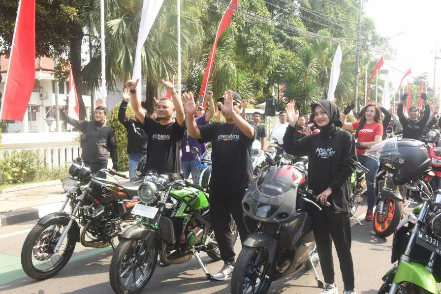 Wali Kota Kediri Vinanda Prameswati bersama para raider sebelum acara pemberangkatan riding Kelas Malam AG City Festival Ninja Two Stroke. (Ist)