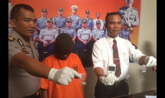 Tersangka bersama barang bukti saat diamankan di Mapolres Kediri Kota. 