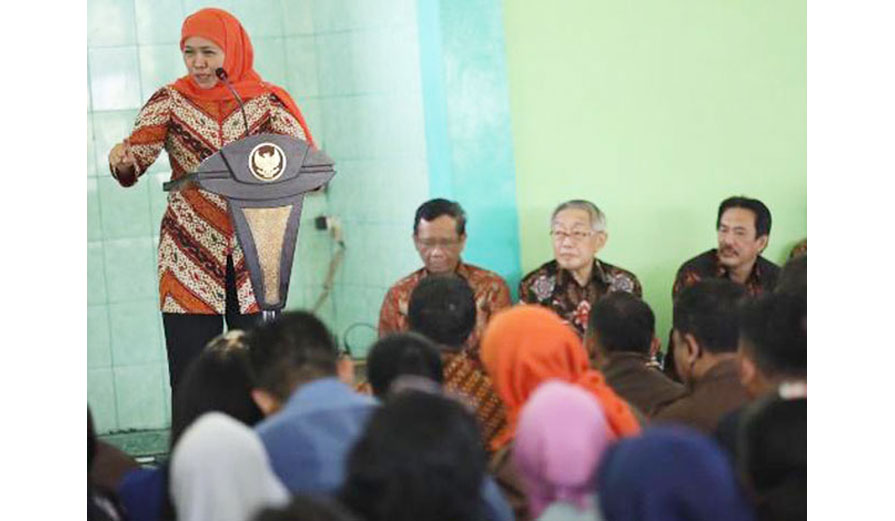 Gubernur Jatim, Khofifah Indar Parawansa saat menyampaikan pidato di depan para karyaan PT Maspion saat mendampingi kunjungan kerja Menteri Koordinator Bidang Politik, Hukum dan Keamanan RI, Machfud MD ke PT Maspion I, Gedangan, Kab. Sidoarjo, Sabtu(1/02). foto: istimewa /bangsaonline.com