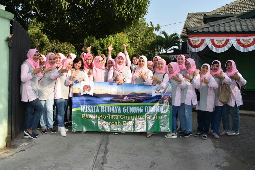 Para istri prajurit Korem 084/Bhaskara Jaya yang melakukan kunjungan silaturahim dan wisata.